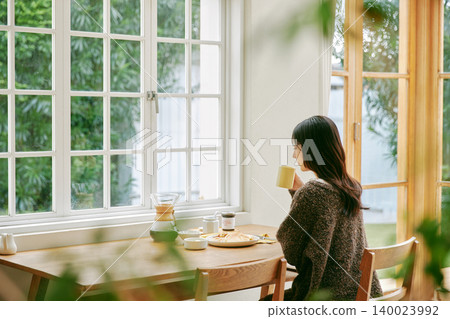 獨居女性喜歡自己做早餐。 獨居女性喜歡自己做早餐。 140023992