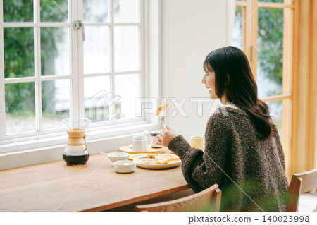 獨居女性喜歡自己做早餐。 獨居女性喜歡自己做早餐。 140023998