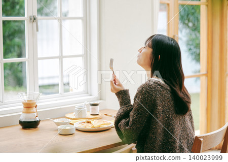 獨居女性喜歡自己做早餐。 140023999