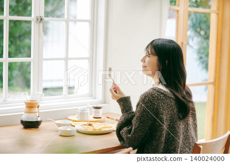 獨居女性喜歡自己做早餐。 140024000