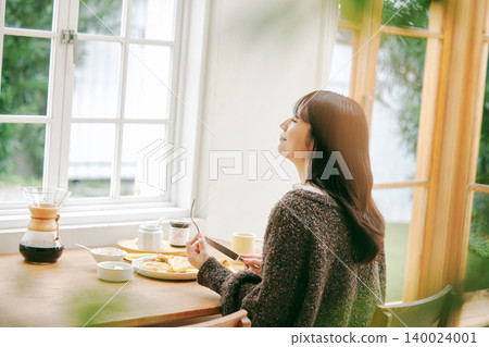 獨居女性喜歡自己做早餐。 140024001