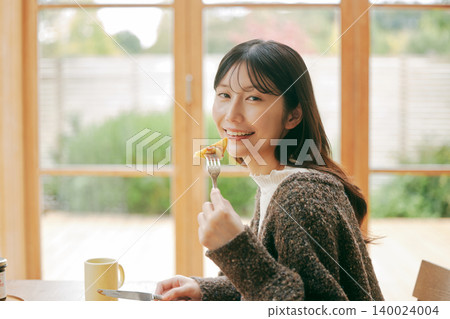 獨居女性喜歡自己做早餐。 獨居女性喜歡自己做早餐。 140024004
