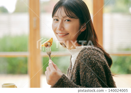 獨居女性喜歡自己做早餐。 獨居女性喜歡自己做早餐。 140024005