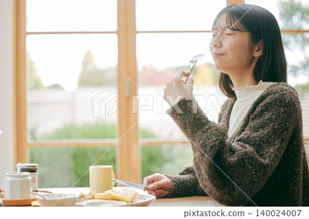 獨居女性喜歡自己做早餐。 140024007