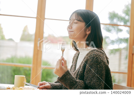 獨居女性喜歡自己做早餐。 獨居女性喜歡自己做早餐。 140024009