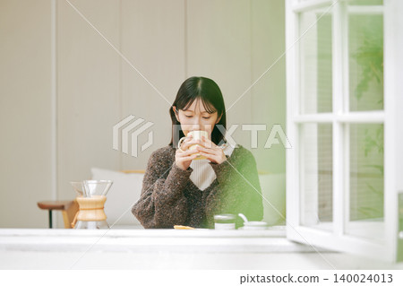獨居女性喜歡自己做早餐。 獨居女性喜歡自己做早餐。 140024013