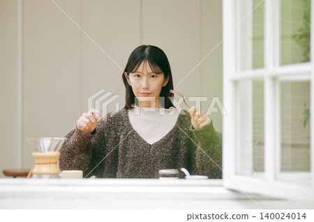 獨居女性喜歡自己做早餐。 140024014