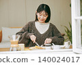 獨居女性喜歡自己做早餐。 140024017