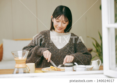 獨居女性喜歡自己做早餐。 140024017