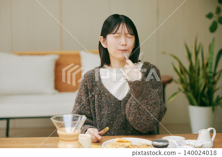 獨居女性喜歡自己做早餐。 獨居女性喜歡自己做早餐。 140024018