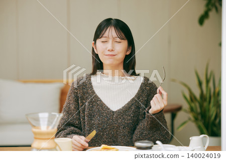 獨居女性喜歡自己做早餐。 140024019