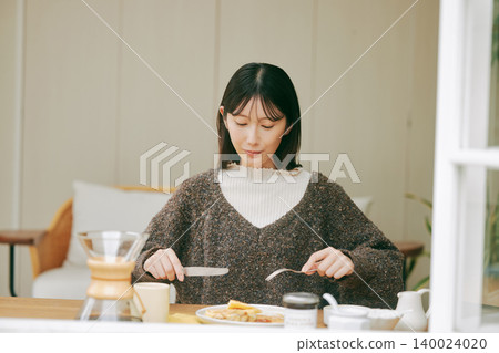 獨居女性喜歡自己做早餐。 140024020