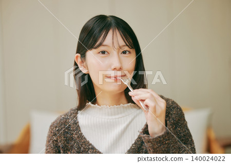 獨居女性喜歡自己做早餐。 獨居女性喜歡自己做早餐。 140024022