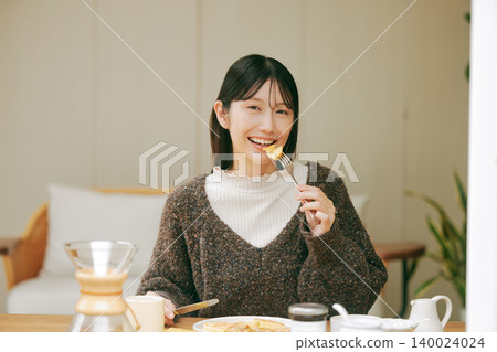獨居女性喜歡自己做早餐。 獨居女性喜歡自己做早餐。 140024024