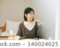 獨居女性喜歡自己做早餐。 140024025