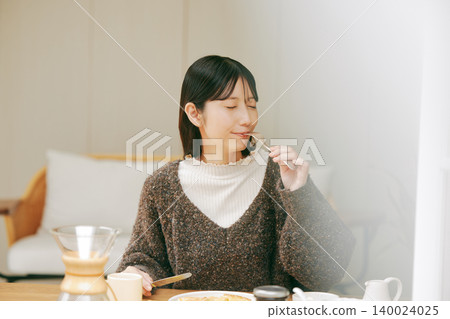 獨居女性喜歡自己做早餐。 140024025