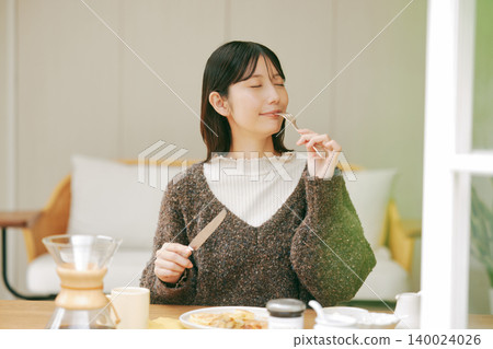 獨居女性喜歡自己做早餐。 140024026