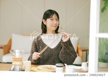 獨居女性喜歡自己做早餐。 獨居女性喜歡自己做早餐。 140024027