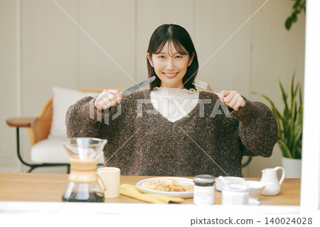獨居女性喜歡自己做早餐。 獨居女性喜歡自己做早餐。 140024028