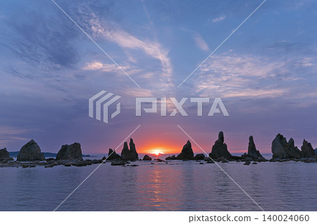 [Hashi Pile Rock (sunrise)] River in Kushimoto-cho, Higashi-gun, Wakayama Prefecture 140024060