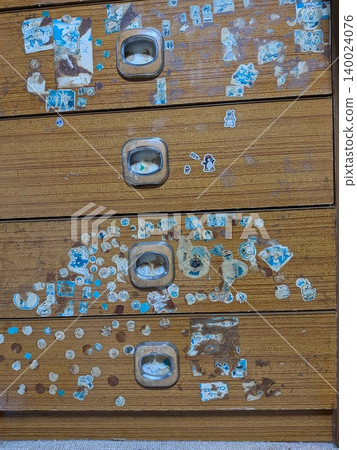 一個貼有貼紙的五斗櫥 一個貼有貼紙的五斗櫥 140024076