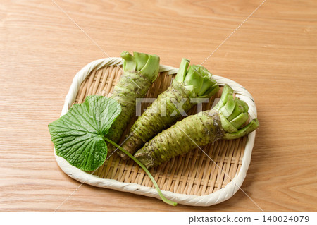 新鮮山葵裝在籃子裡 140024079