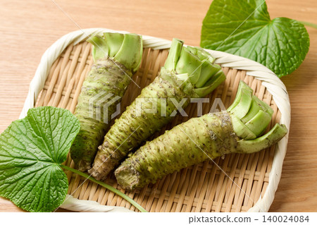 新鮮山葵裝在籃子裡 140024084