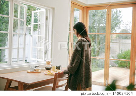 一個女人享受烹飪 一個女人享受烹飪 140024104