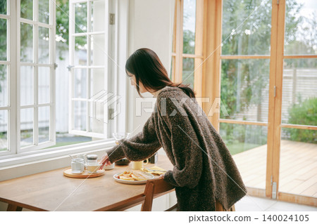 一個女人享受烹飪 140024105