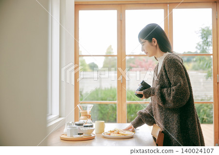 一個女人享受烹飪 一個女人享受烹飪 140024107