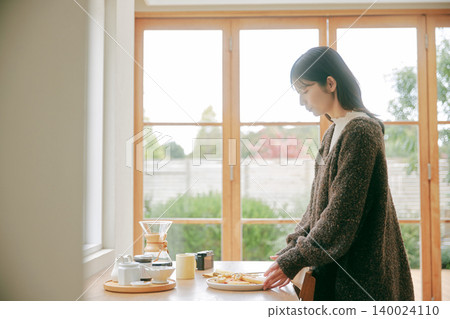 一個女人享受烹飪 140024110