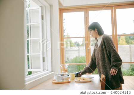 一個女人享受烹飪 140024113