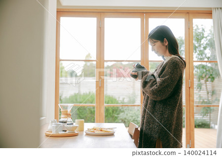 一個女人享受烹飪 140024114