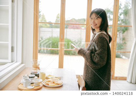 一個女人享受烹飪 140024118