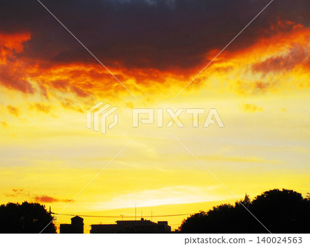 Beautiful scenery of the sunset sky in Kawaguchi City, Saitama Prefecture Beautiful scenery of the sunset sky in Kawaguchi City, Saitama Prefecture 140024563