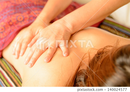 Relaxation massage to loosen the back Relaxation massage to loosen the back 140024577