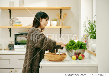 一位女士正在用新鮮蔬菜做飯 140024615