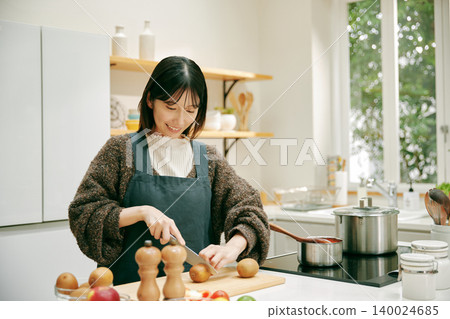 Woman who likes cooking Woman who likes cooking 140024685