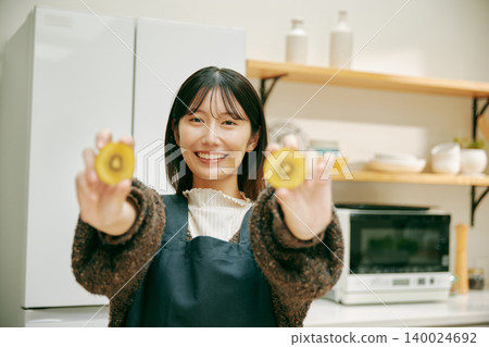 Woman who likes cooking 140024692