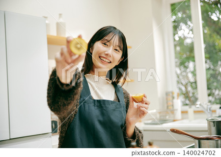 Woman who likes cooking Woman who likes cooking 140024702