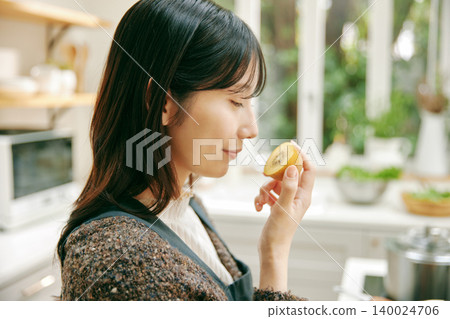 Woman who likes cooking Woman who likes cooking 140024706