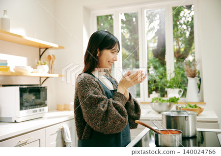 Woman who likes cooking 140024766