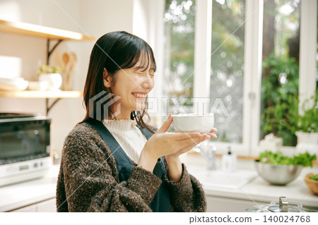 Woman who likes cooking 140024768