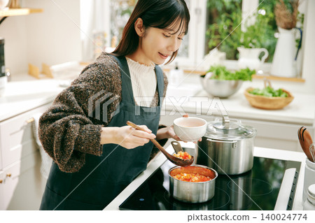 Woman who likes cooking Woman who likes cooking 140024774
