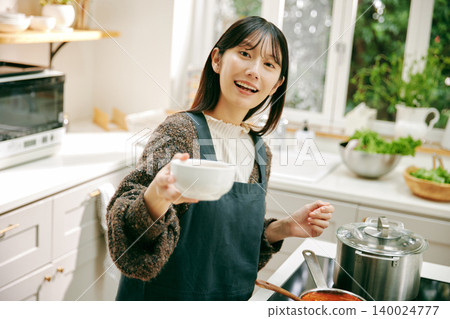 Woman who likes cooking Woman who likes cooking 140024777