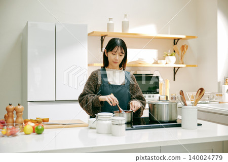 Woman who likes cooking Woman who likes cooking 140024779