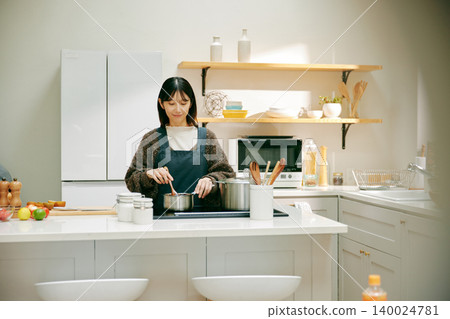 Woman who likes cooking Woman who likes cooking 140024781