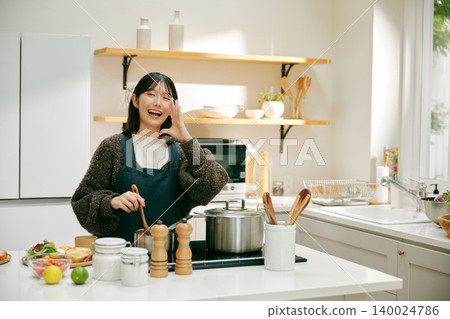 Woman who likes cooking Woman who likes cooking 140024786