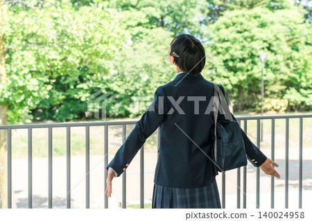 一群穿著校服的中學生和高中女生在教學大樓裡深呼吸,這是她們的背影。 一群穿著校服的中學生和高中女生在教學大樓裡深呼吸,這是她們的背影。 140024958