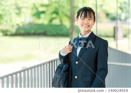 學校走廊裡,穿著校服的國中生和高中女生。 學校走廊裡,穿著校服的國中生和高中女生。 140024959